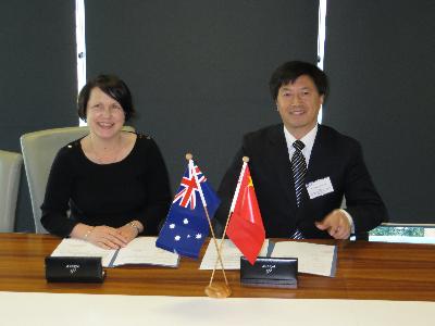 IHBI所长Patsy Yates女士与6165cc金沙总站检测中心院长刘昌胜在协议签署现场